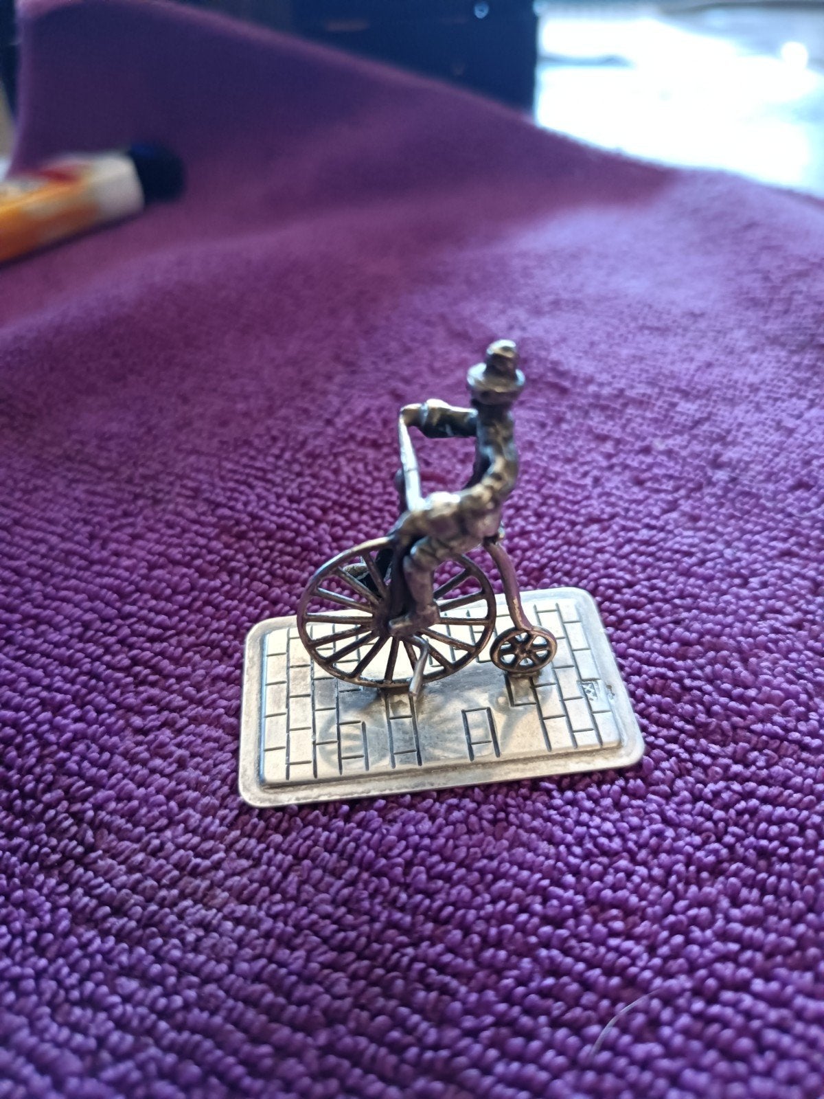 Vintage zilveren miniatuur van man op hoge bi, Antiek en Kunst, Ophalen of Verzenden, Zilver