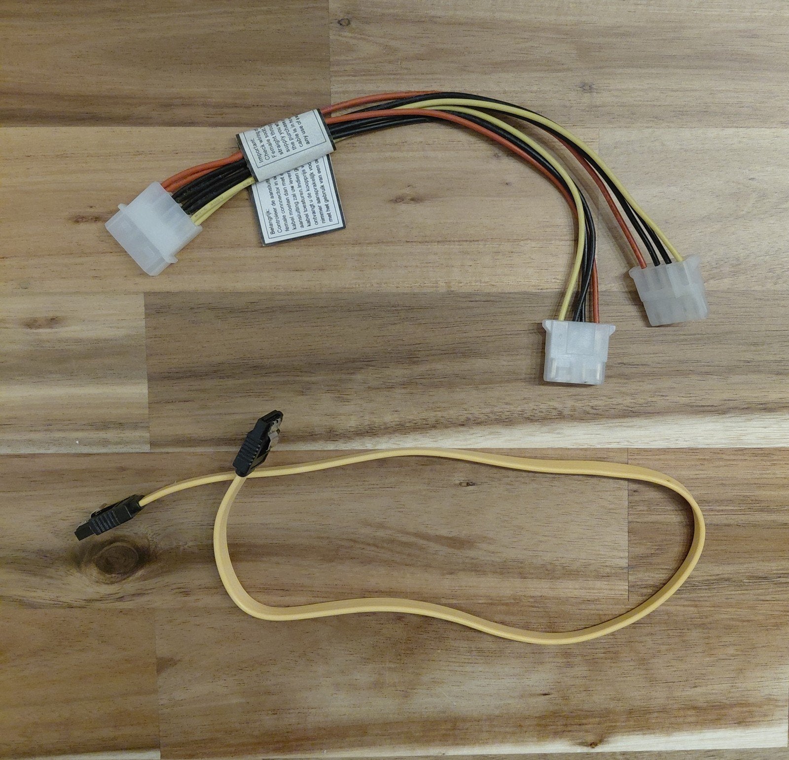 Nieuwe PC kabels: Gele SATA III + Molex Y-splitter, Ophalen of Verzenden, Nieuw