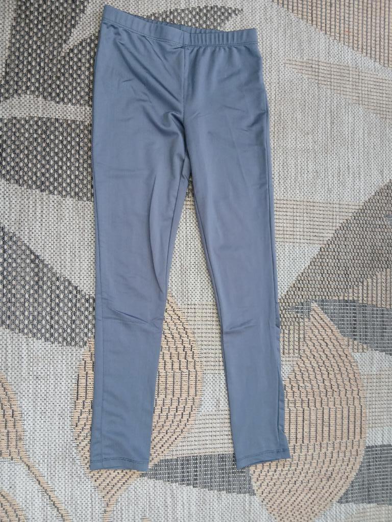 Grijze glanzende legging maat 134, Ophalen of Verzenden, Zo goed als nieuw, Meisje, Broek