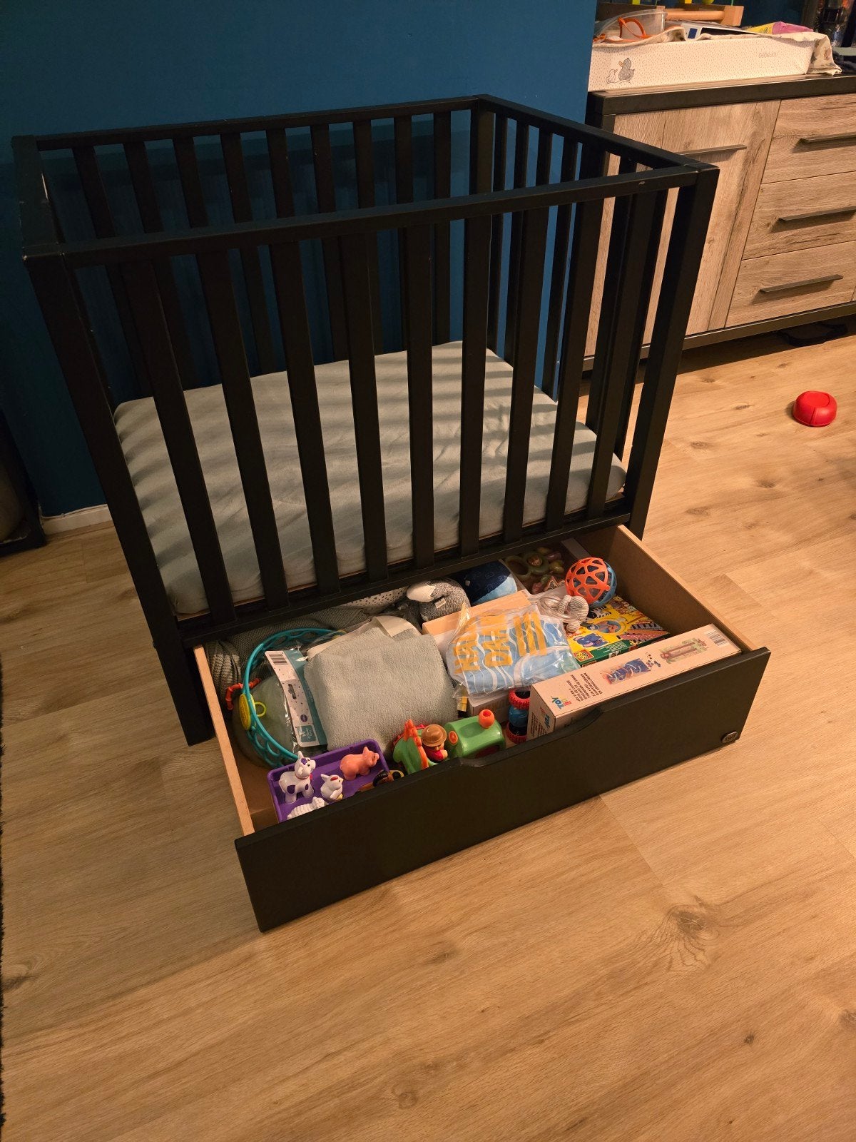 Mooie kinderbox met lade en verstelbare hoogte, Kinderen en Baby's, Ophalen, Gebruikt, Rechthoekig, In hoogte verstelbaar