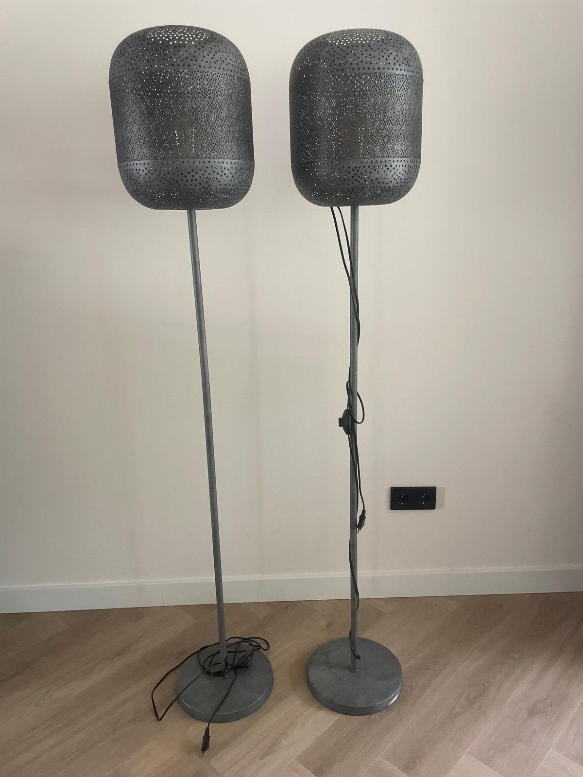 2 staande lampen, grijs. 1.70 hoog ongeveer, Ophalen, E27 (groot), Zo goed als nieuw, Metaal