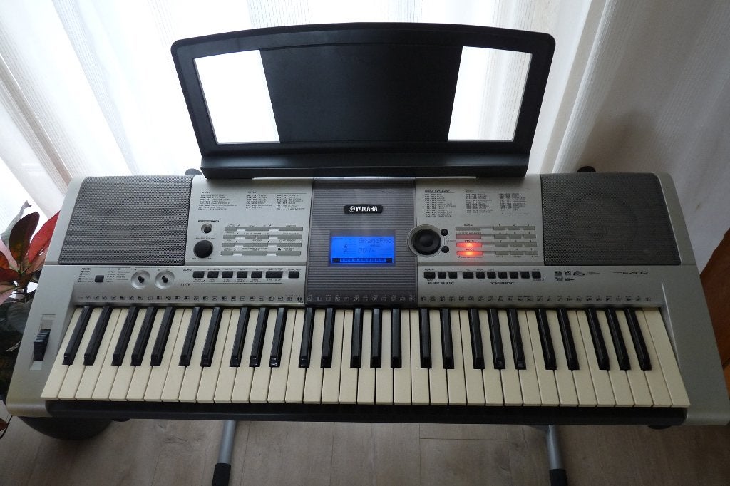 Mooi en goed functionerend Yamaha keyboard PSR E403, Ophalen, Yamaha, Aanslaggevoelig, 61 toetsen