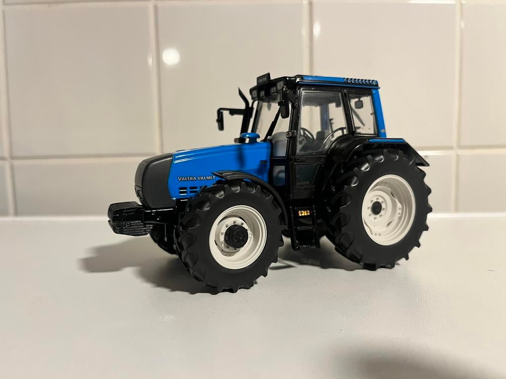 Valtra Valmet 6850 Blauw UH 1/32, Ophalen of Verzenden, Zo goed als nieuw, Tractor of Landbouw, Universal Hobbies