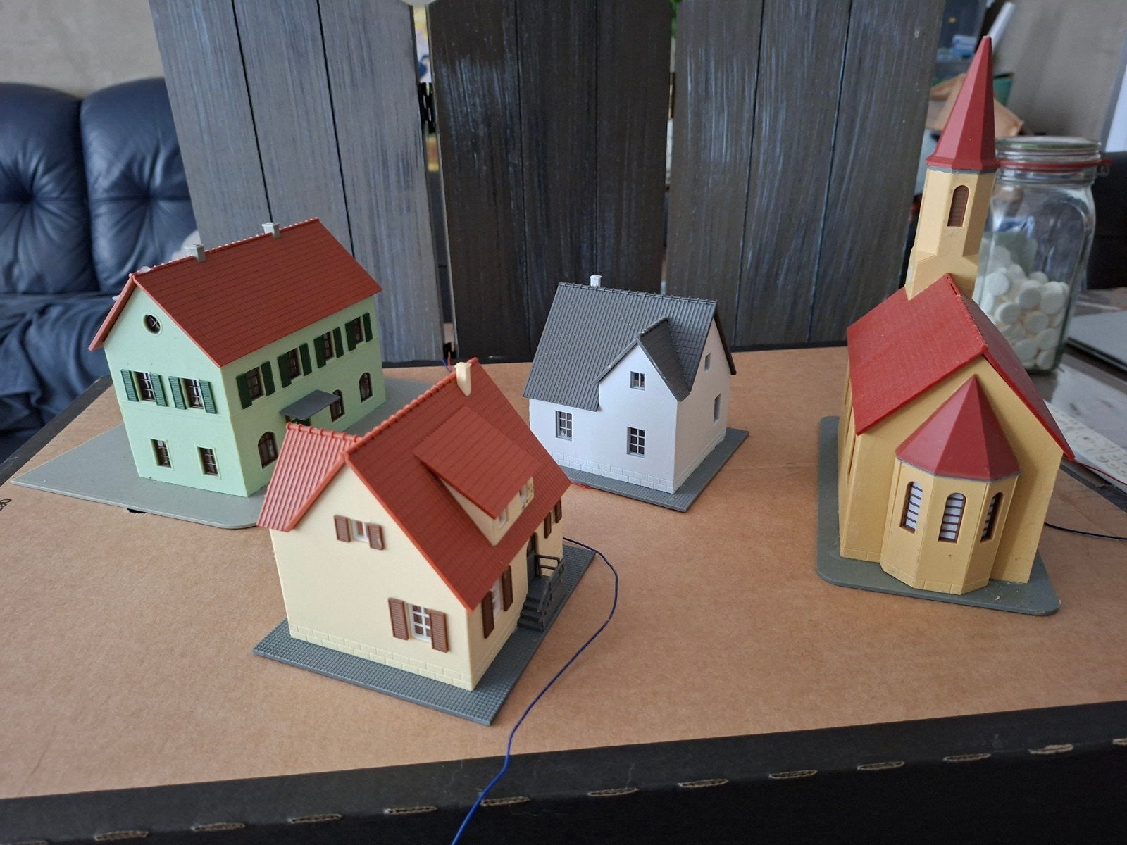 4 verlichte huisjes HO, Hobby en Vrije tijd, Modeltreinen | H0, Overige merken, Gelijkstroom of Wisselstroom, Brug, Tunnel of Gebouw