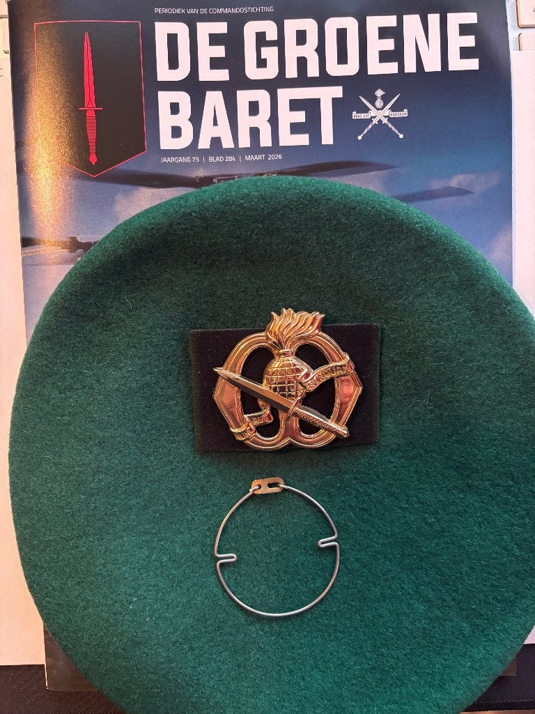 KCT baret maat 60 met baret embleem met ringsluiting, Verzamelen, Militaria | Algemeen, Verzenden, Landmacht, Nederland, Kleding of Schoenen