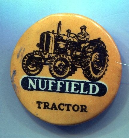 Nuffield tractors button ( F_288), Ophalen of Verzenden, Nieuw, Transport, Speldje of Pin