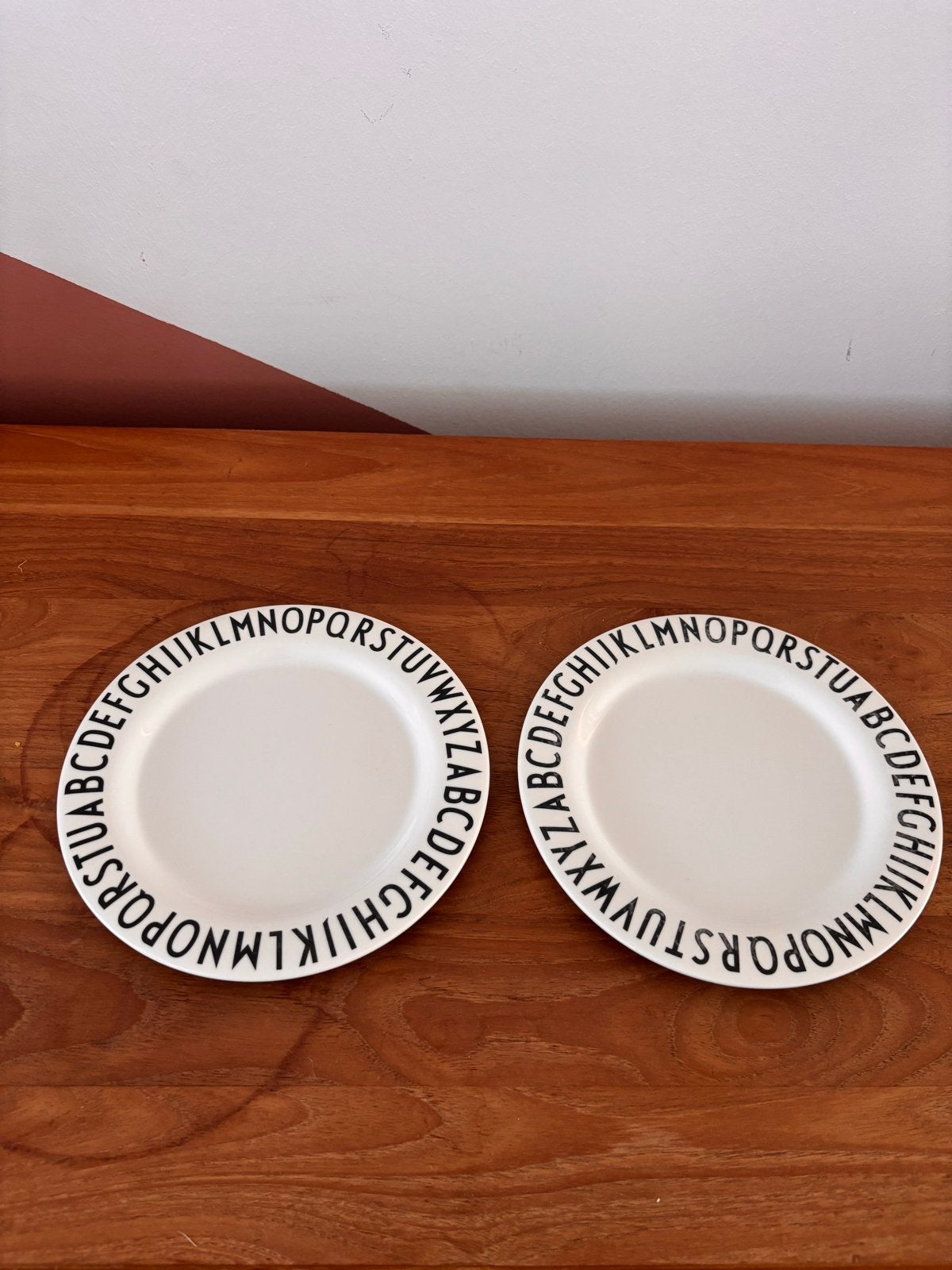 Set van 2 witte borden met alfabet opdruk, Ophalen, Overige merken, Keramiek, Zo goed als nieuw