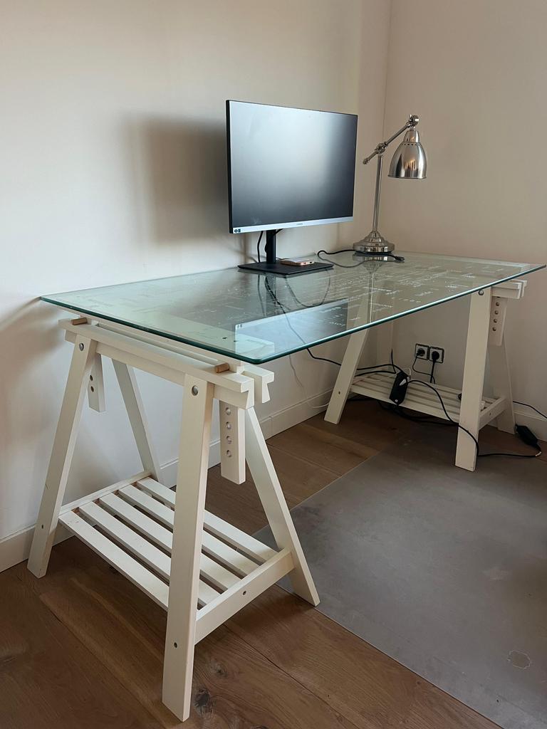 IKEA bureau (2 MITTBACK poten + 1 glasplaat), Huis en Inrichting, Bureaus, Ophalen, Gebruikt