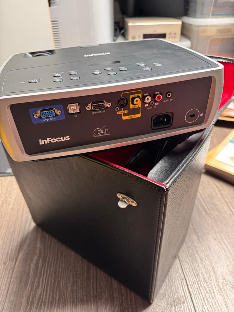 InFocus VGA Beamer Compleet in koffer, Ophalen of Verzenden, Gebruikt, DLP, Overige resoluties