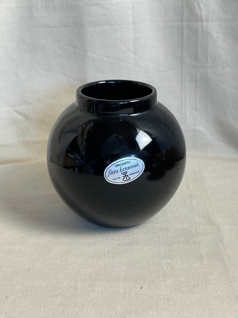 Vintage zwart bol aardewerk vaasje Flora keramiek, 12 cm, Gebruikt, Zwart, Ophalen of Verzenden