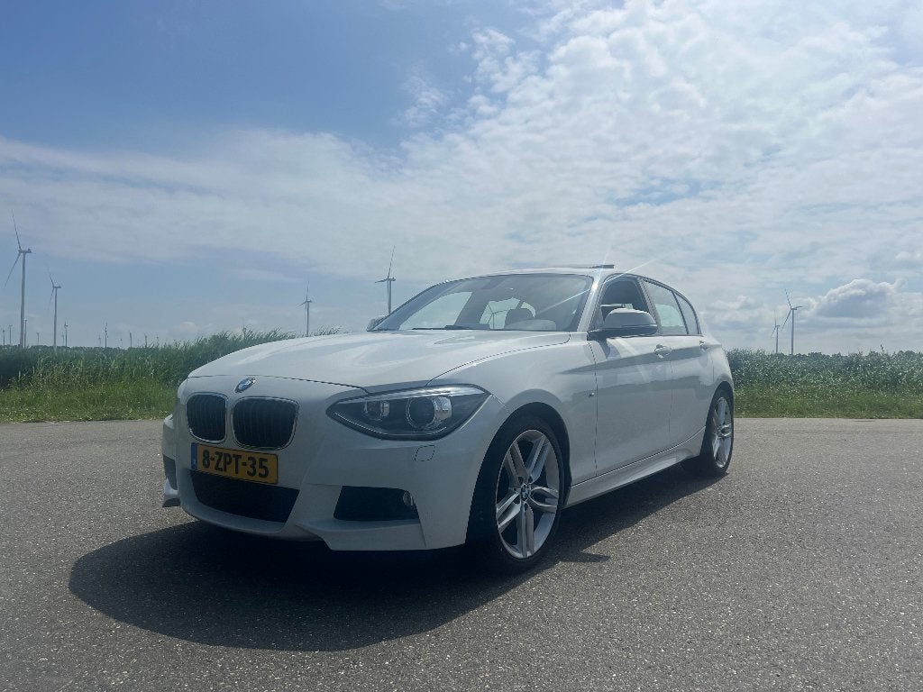 Zeer rijk uitgeruste BMW 1-Serie M-pakket 116i 210PK 5D 2015, Auto's, 1-Serie, Achterwielaandrijving, 4 cilinders, Wit