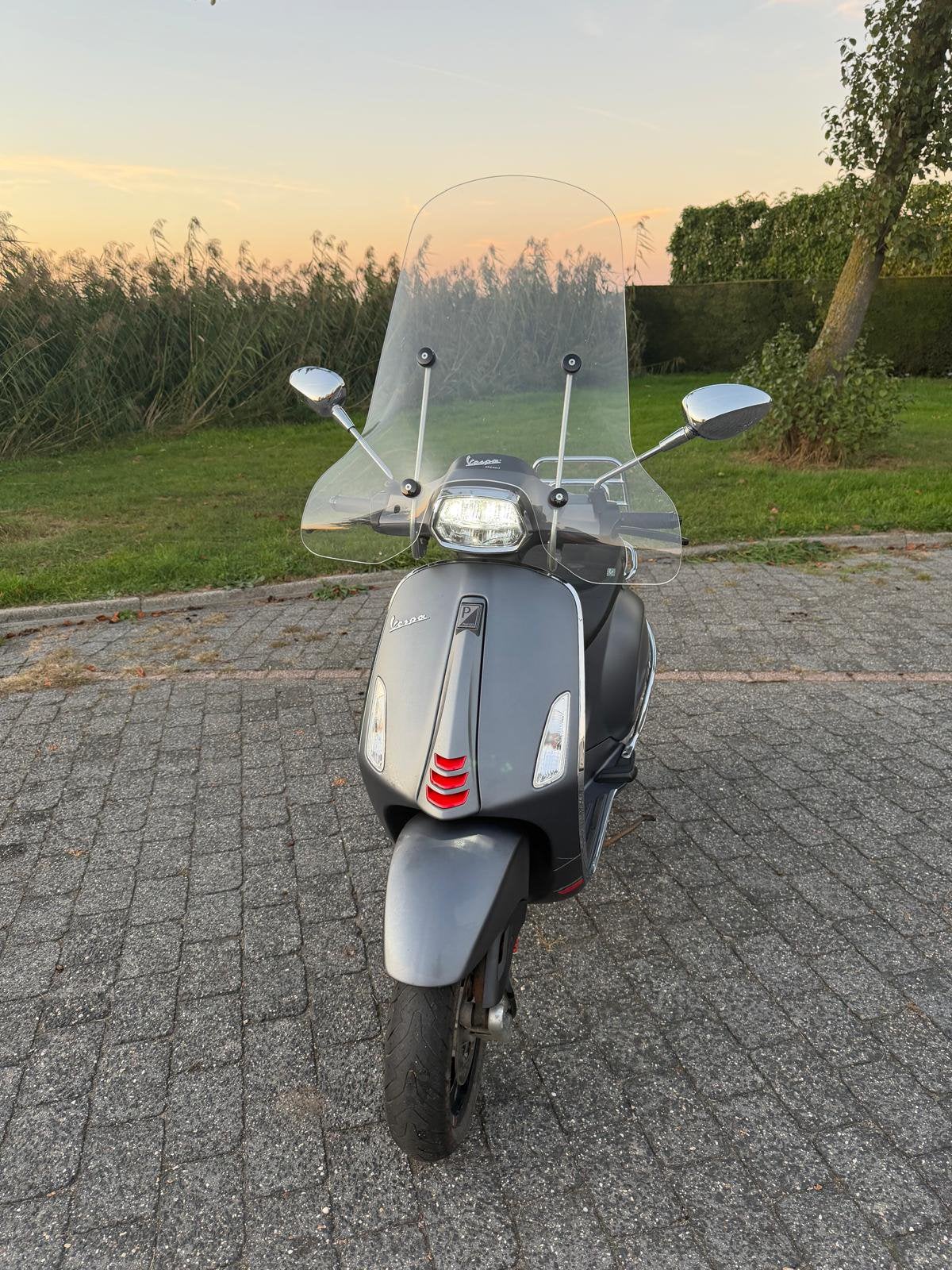 Vespa Sprint 50 Piaggio 2021 | Mat Grijs| 1e eigenaar, Fietsen en Brommers, Ophalen, Overige modellen, Maximaal 45 km/u, Zo goed als nieuw