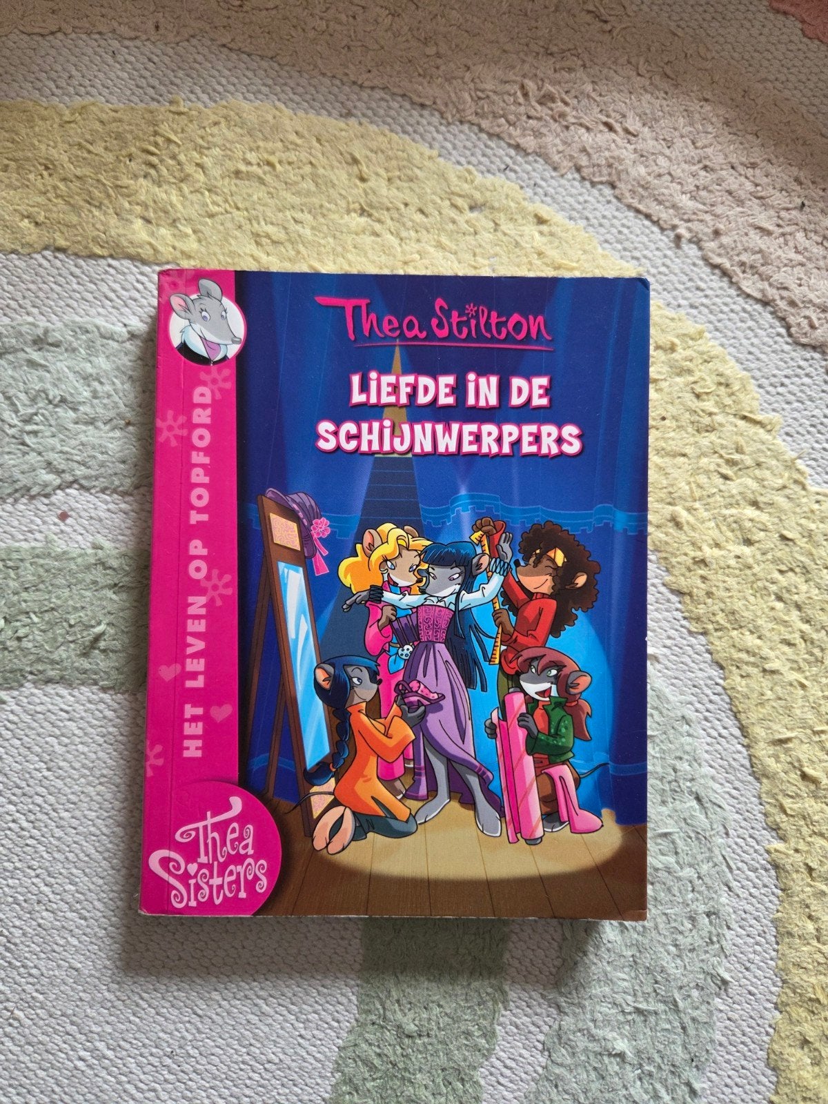 Thea Stilton - Thea Sisters - Liefde in de schijnwerpers
In, Ophalen of Verzenden, Zo goed als nieuw, Thea Stilton, Fictie algemeen