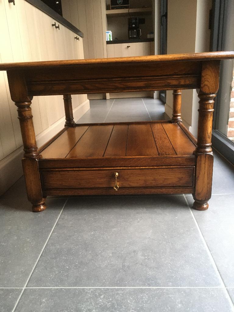 Klassiek eiken Engelse bijzettafel met lade, Huis en Inrichting, Tafels | Bijzettafels, Vierkant, Nieuw, 55 tot 75 cm, Landelijk klassiek Engels