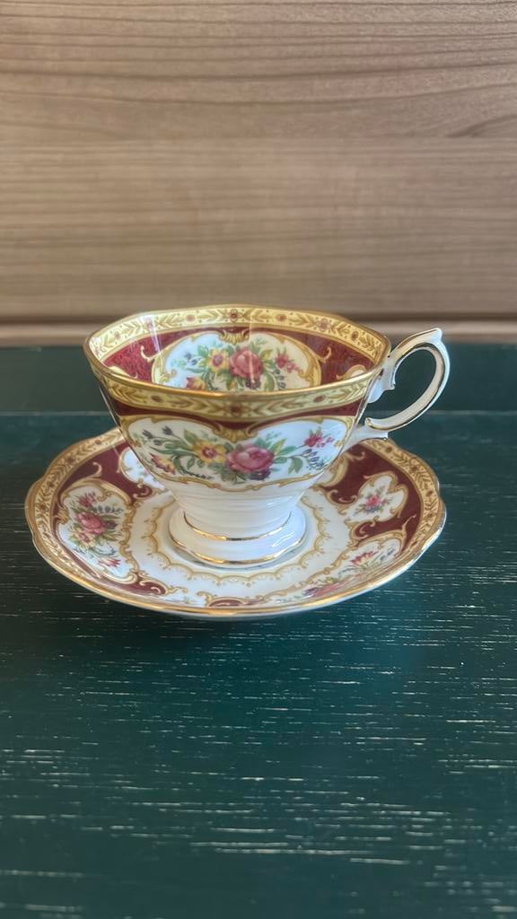 Royal Albert Lady Hamilton Heren formaat kop&schotel, Ophalen of Verzenden, Zo goed als nieuw, Porselein, Kop en/of schotel