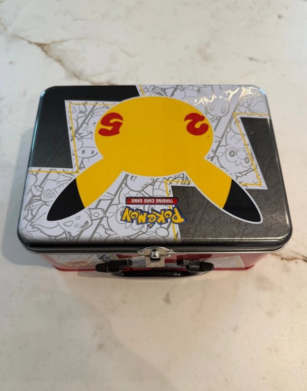 Pokémon Celebrations Collector Chest Tin, Ophalen of Verzenden, Nieuw, Overige typen, Foil
