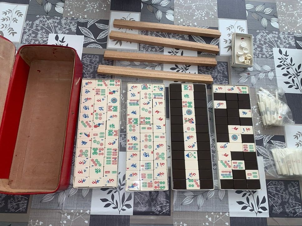 Vintage Mahjong spel in rode koffer met complete set tegels, Een of twee spelers, Ophalen of Verzenden, Zo goed als nieuw