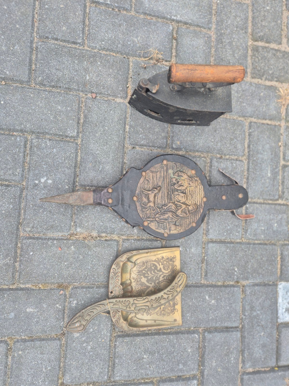 Antieke spulletjes.stoffer en blik blaasbalg en ouderwetse s, Ophalen of Verzenden