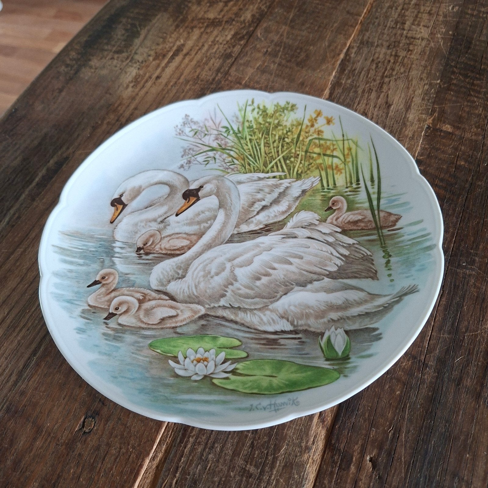 J.C. V.Hunnik Bord met Zwanen erop 24 cm groot, Ophalen of Verzenden