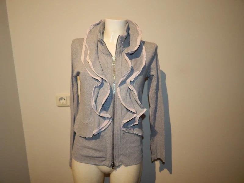 Marccain vest grote voilants voorkant lichte roze bies N4 40