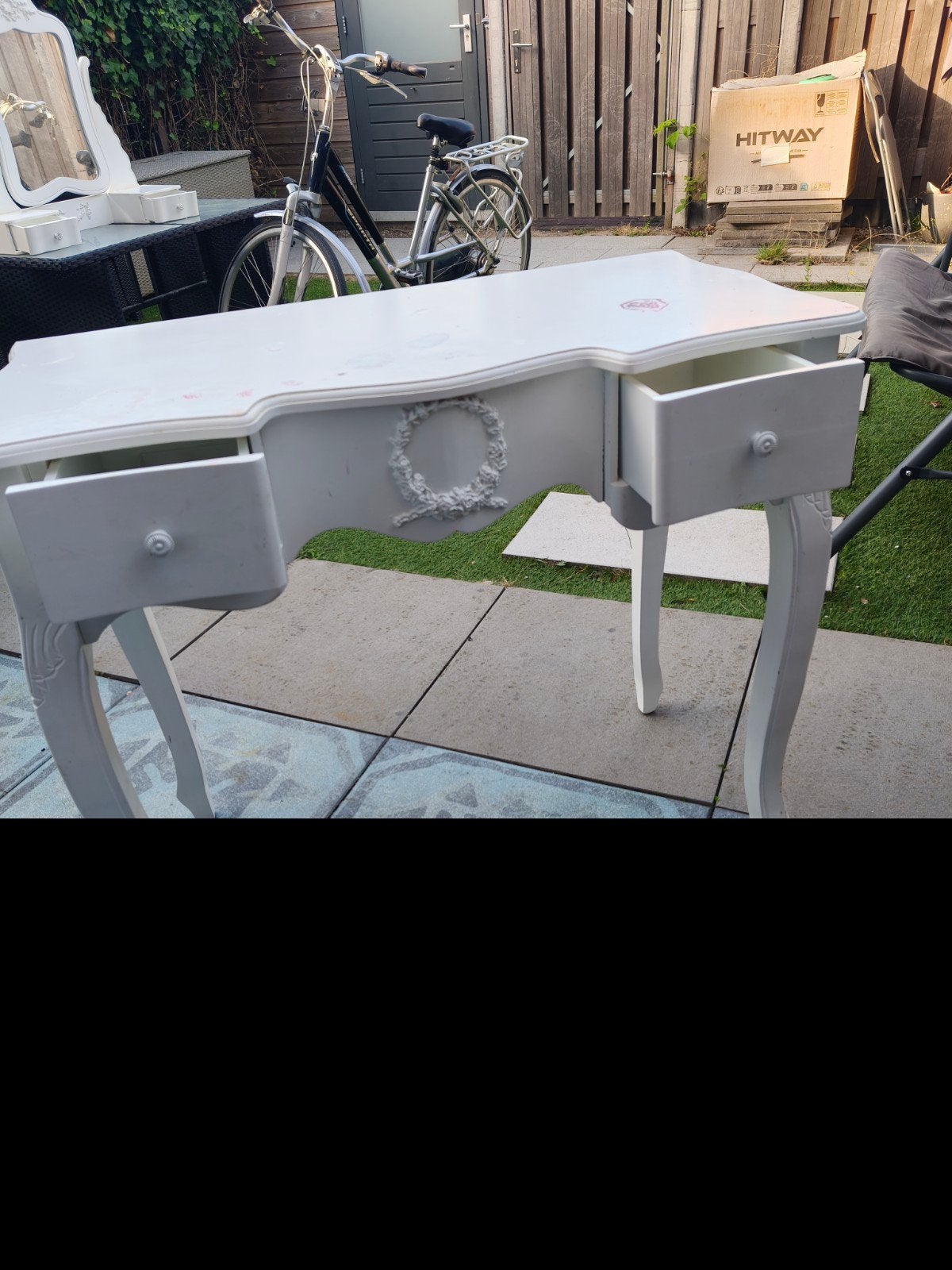 Gratis: Prinsessentafel/bureau met beschadigingen, Ophalen, Gebruikt, Prinsessenstijl, Klassiek, 50 tot 100 cm