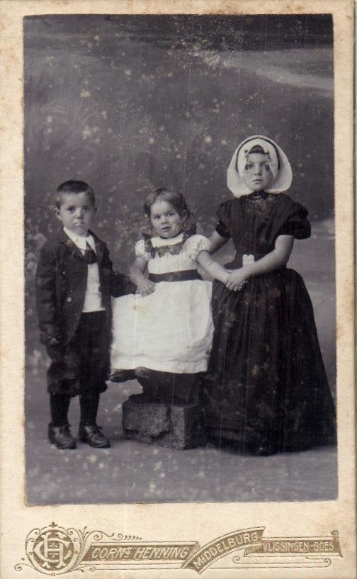CDV - 3 kindjes in zeeuwse dracht- C. Henning - Middelburg, Gebruikt, Foto, Klederdracht, Ophalen of Verzenden
