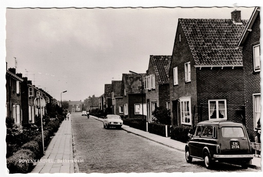 Bovenkarspel. Fotokaart van de Bakkerstraat (auto)., Ophalen of Verzenden, 1940 tot 1960, Ongelopen, Noord-Holland