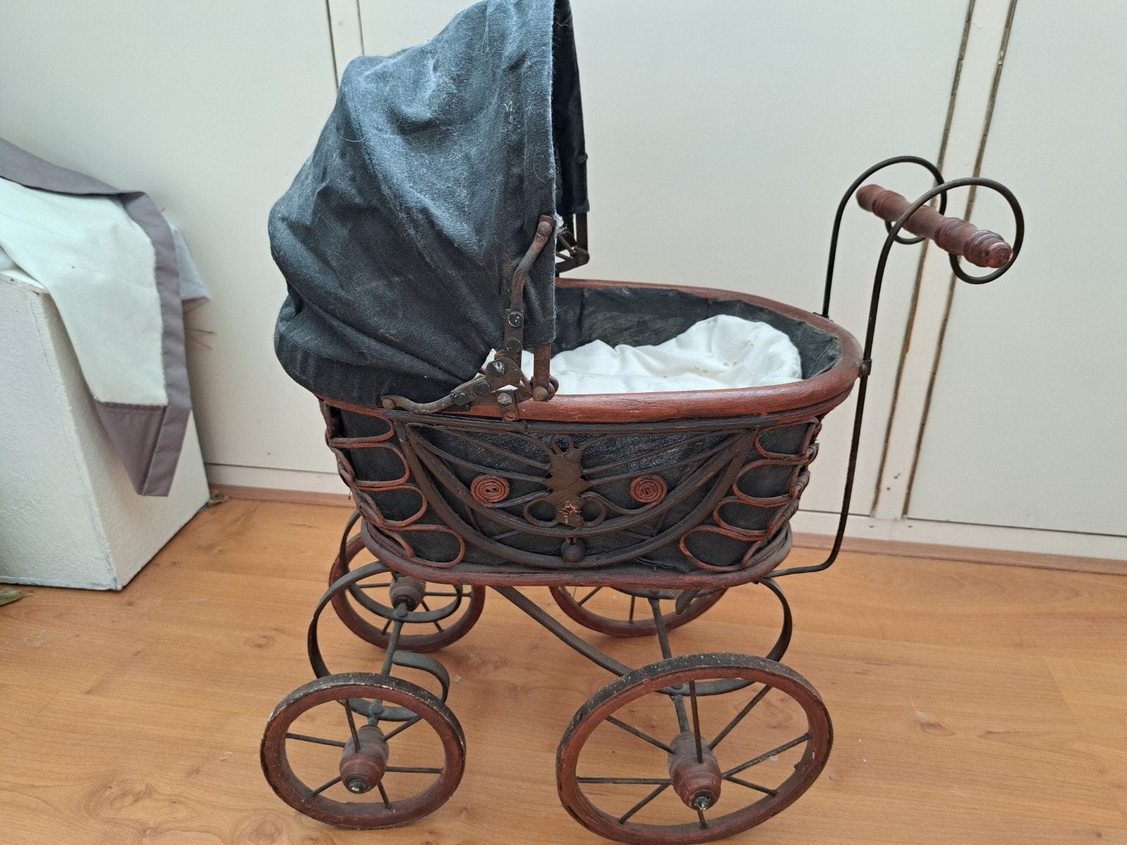 Antieke uitstraling poppenwagen met pop, Kinderen en Baby's, Speelgoed | Poppen, Ophalen, Babypop