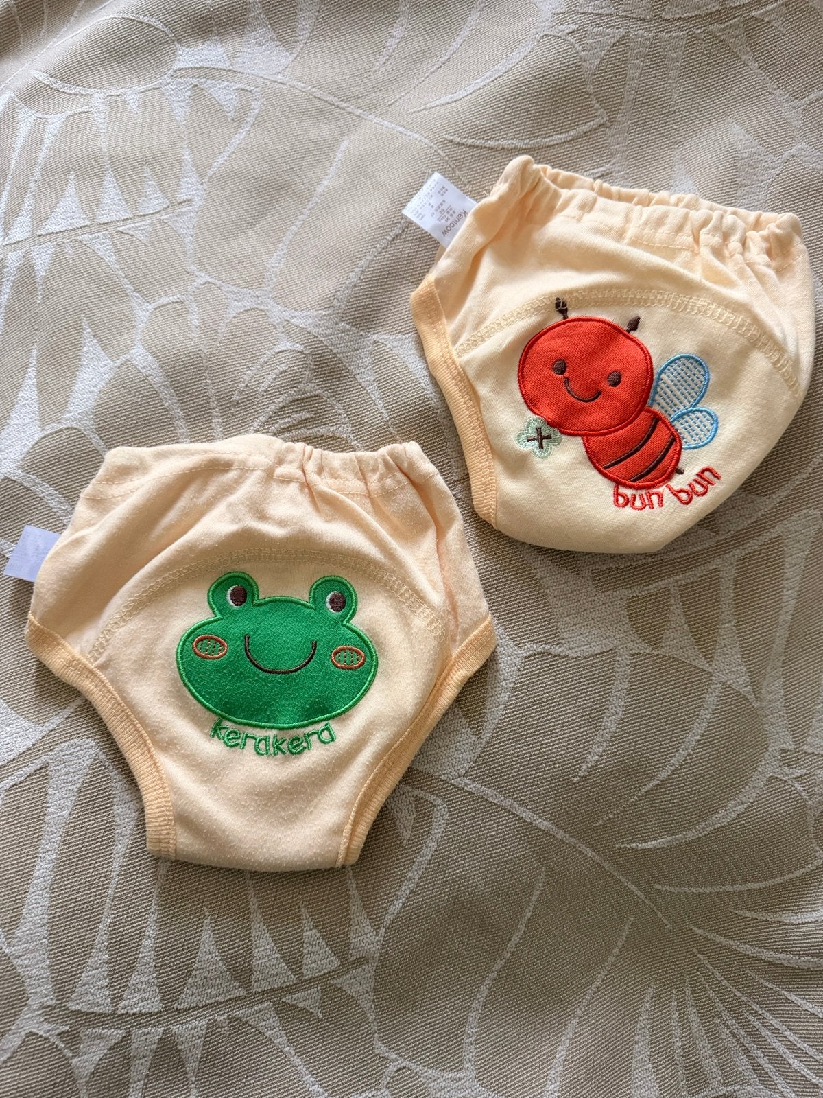 2 stuks baby trainingsbroekjes - kikker en bij, Ophalen of Verzenden, Nieuw, Jongetje of Meisje