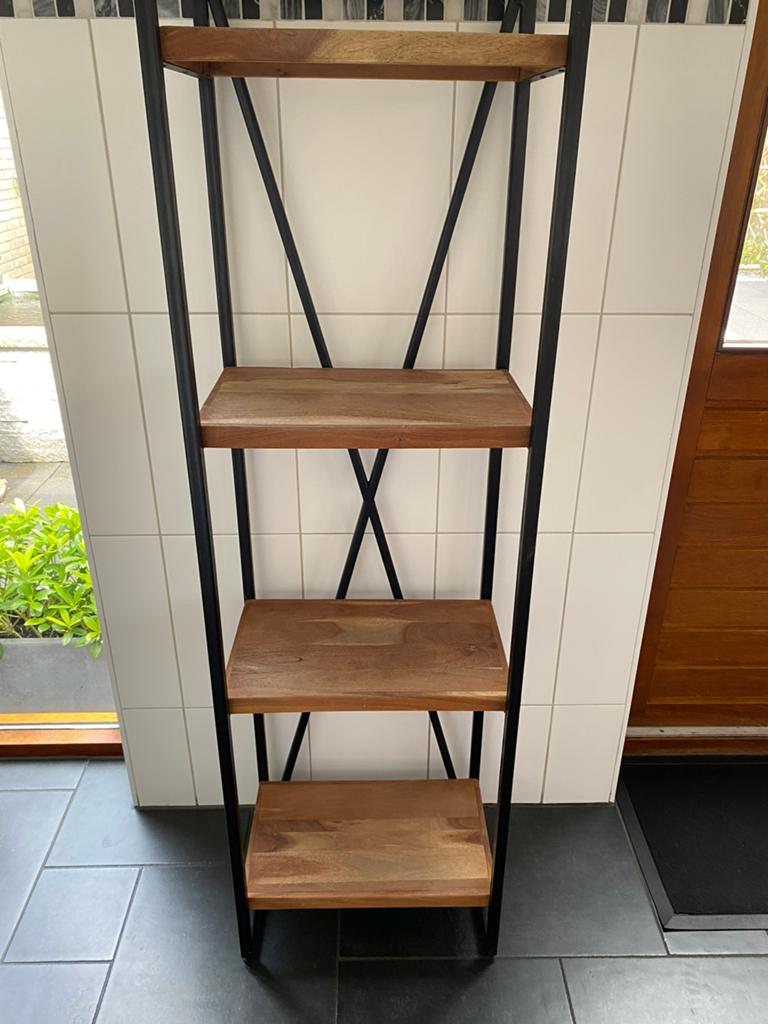 Metalen stellingkast met acacia planken., Ophalen, Zo goed als nieuw