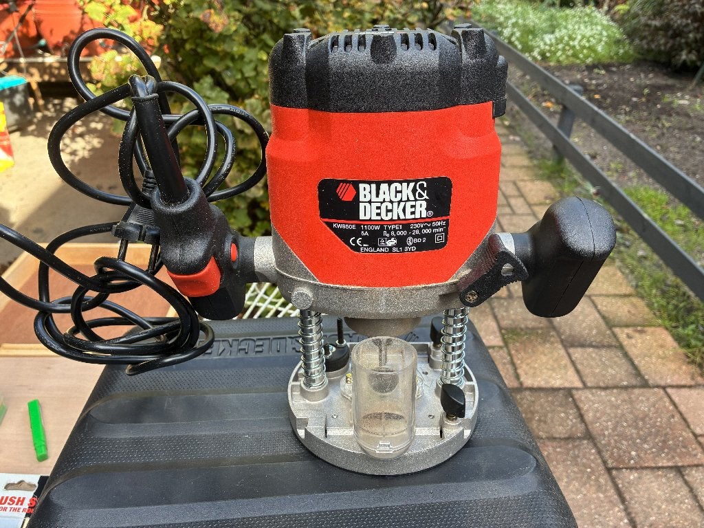 Black & Decker bovenfrees KW850E met veel freesjes, Ophalen of Verzenden, Zo goed als nieuw, Overige typen, Overige merken
