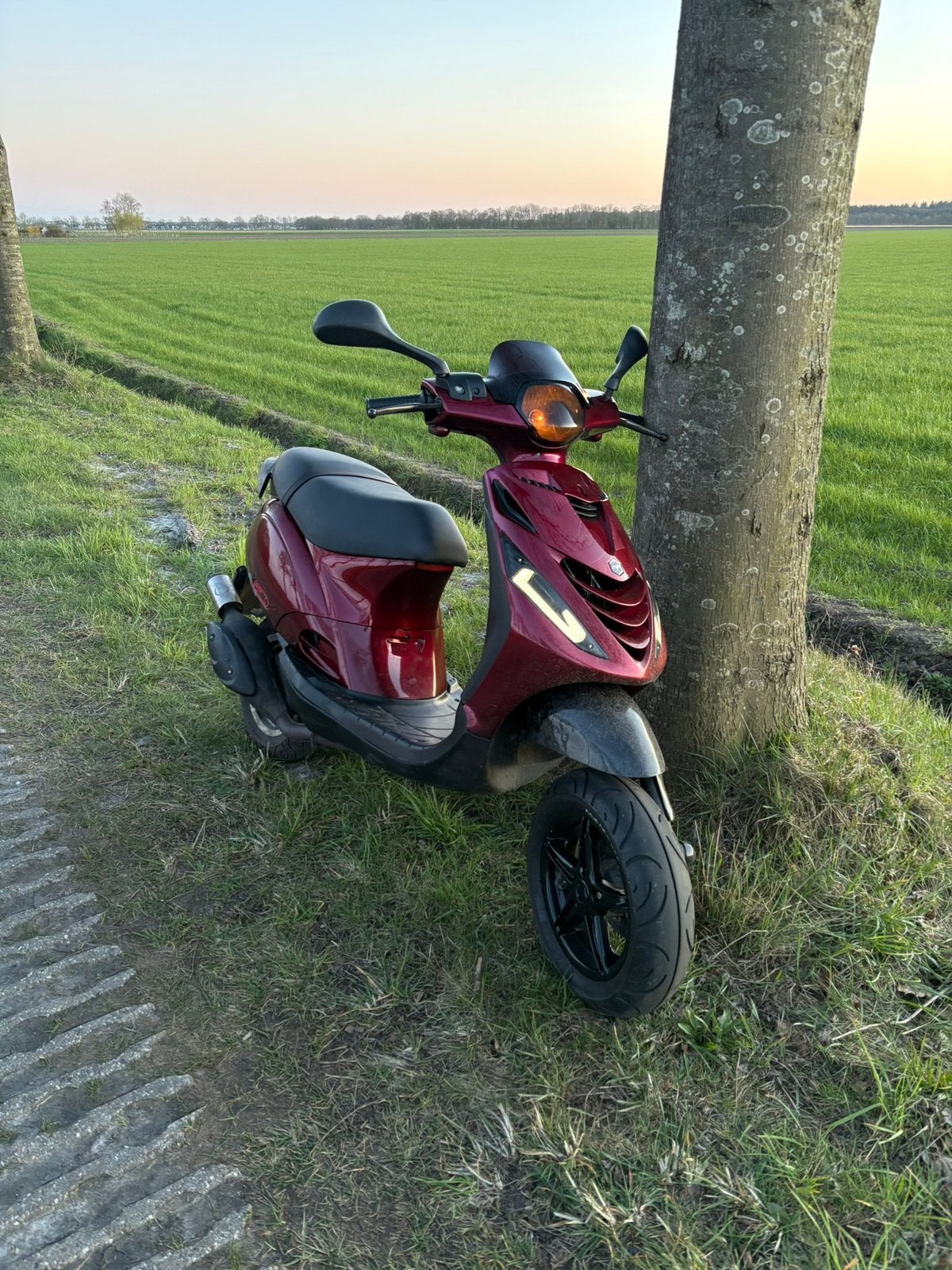 Piaggio zip 50cc 2 takt brom, Fietsen en Brommers, Scooters | Piaggio, Zo goed als nieuw, Zip, Benzine, Ophalen