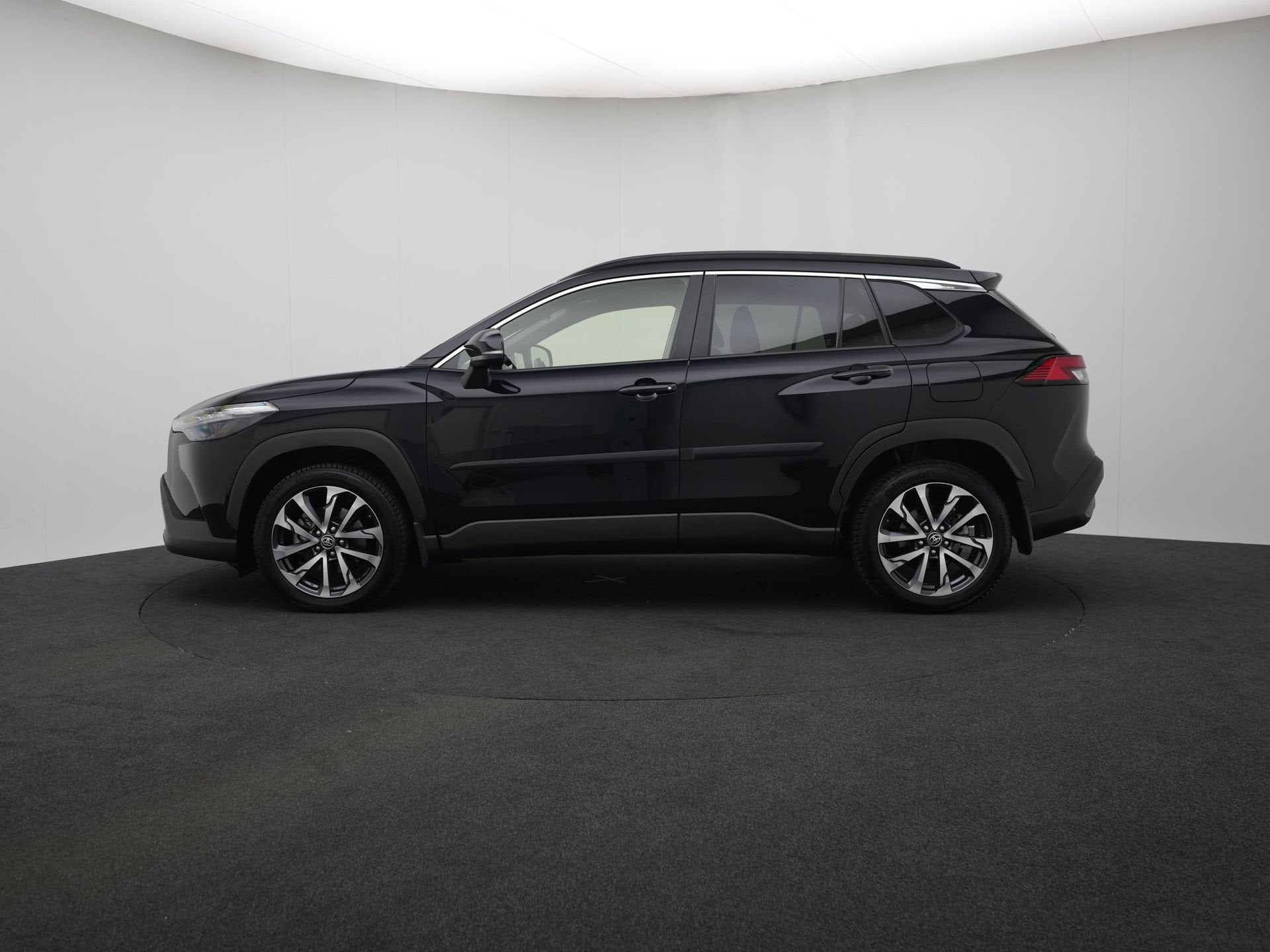 Toyota Corolla Cross Hybrid 140 Business Plus | Dealer Onder, Auto's, Stof, Gebruikt, 4 cilinders, Zwart