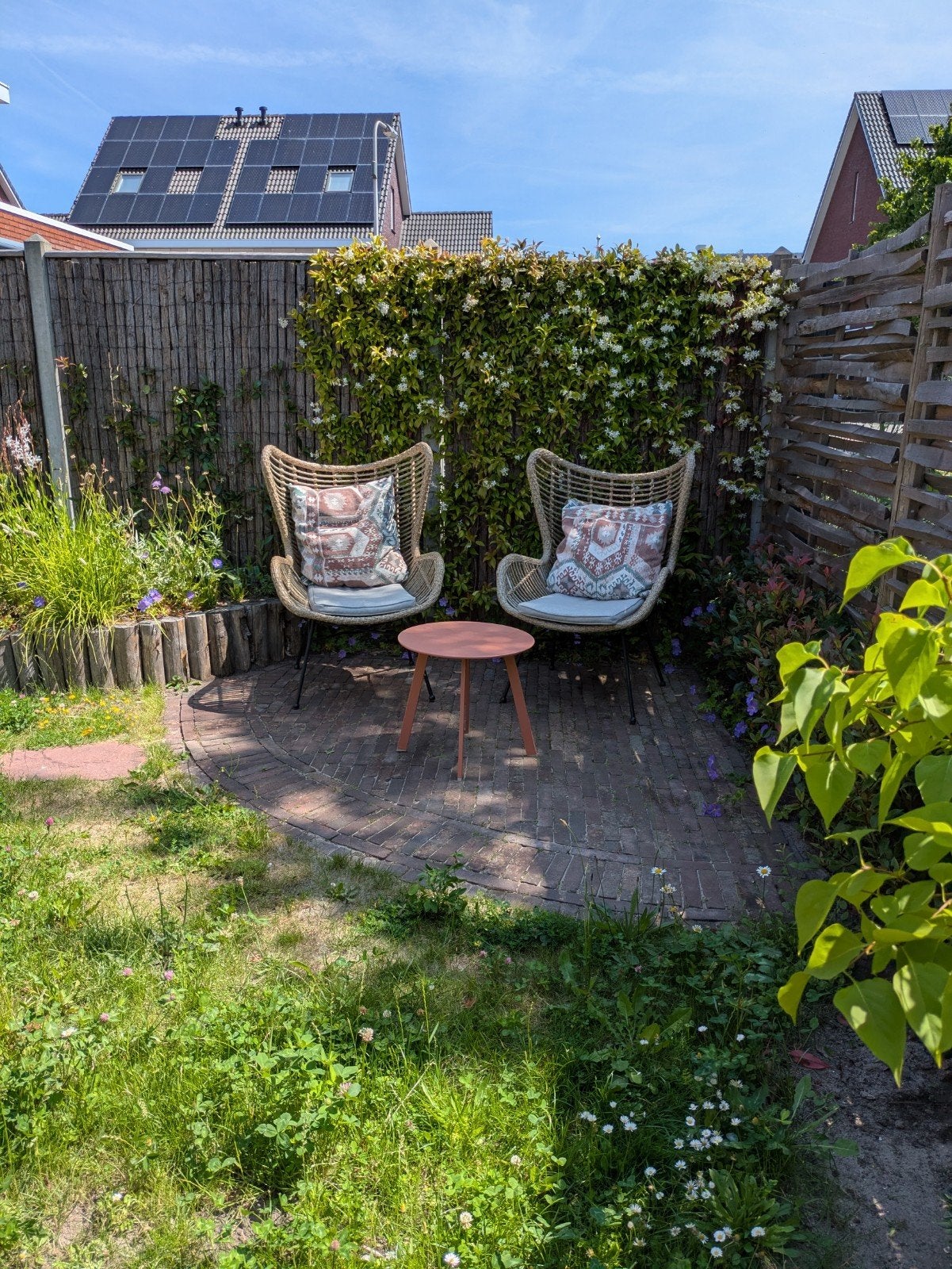 Wicker vlinderstoelen (2x) met bijzettafel en kussens, Ophalen