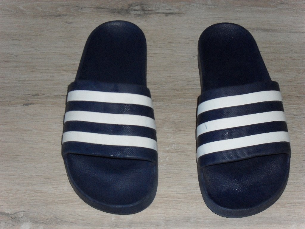 Adidas slippers blauw maat 44.5, Kleding | Heren, Schoenen, Slippers, Blauw, Ophalen of Verzenden, Zo goed als nieuw