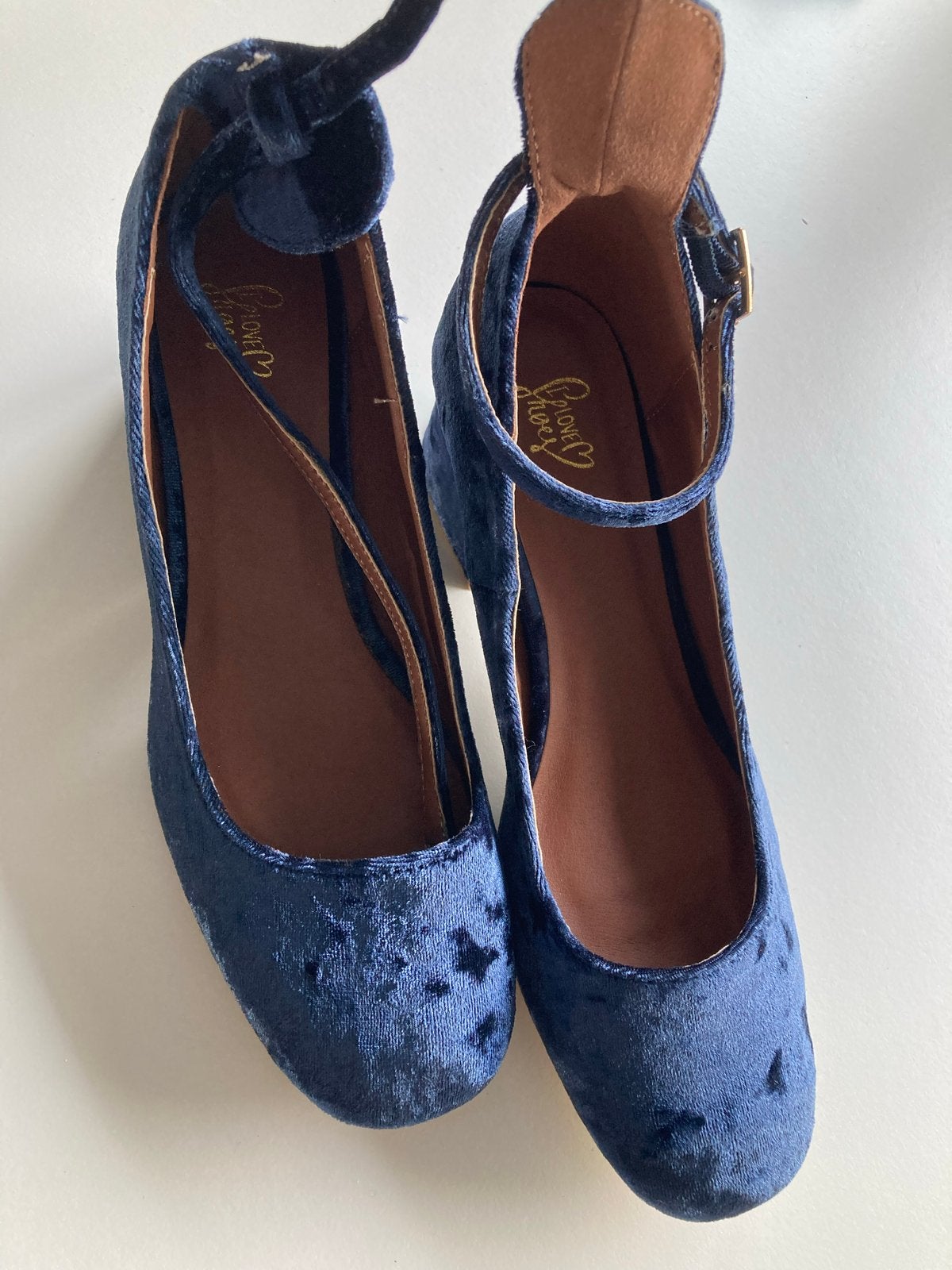 Nieuwe fluwelen pumps met enkelbandje - I Love Shoes, Ophalen of Verzenden, Nieuw, Blauw, Pumps