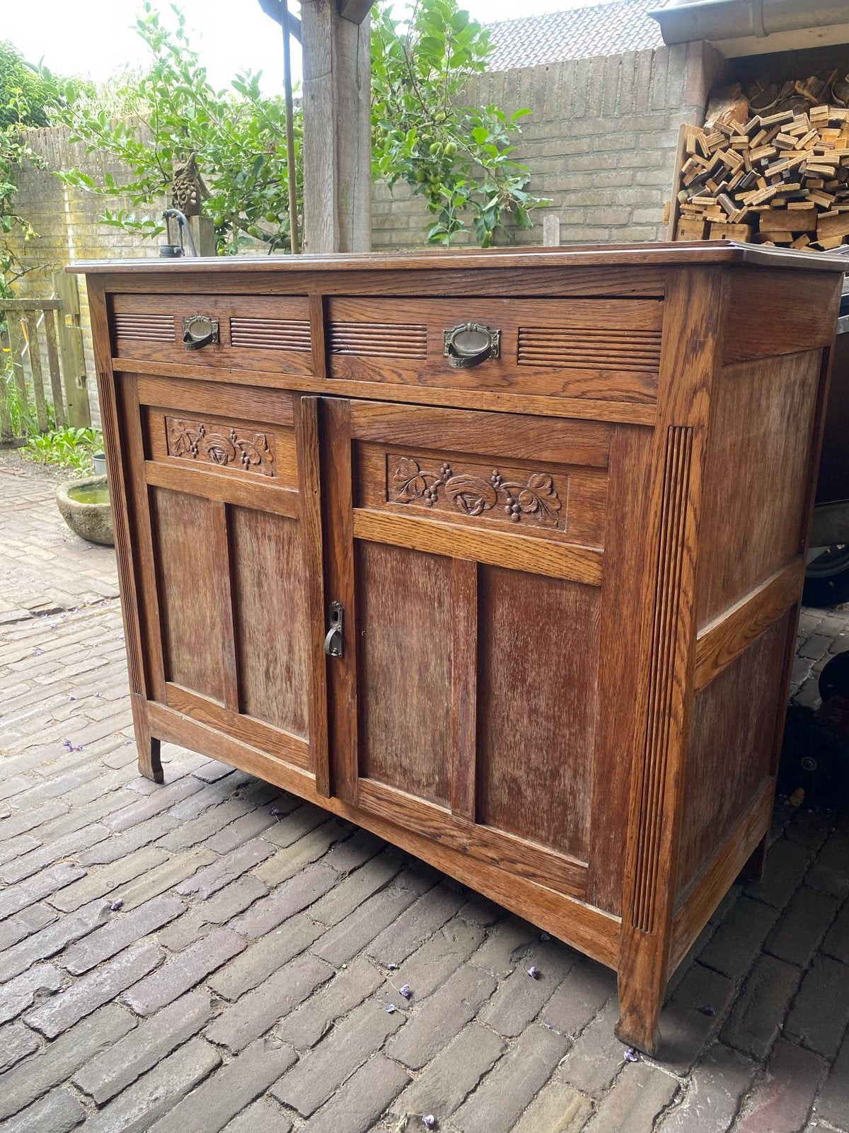Antiek eiken dressoir met houtsnijwerk, Antiek en Kunst, Antiek | Meubels | Kasten, Ophalen