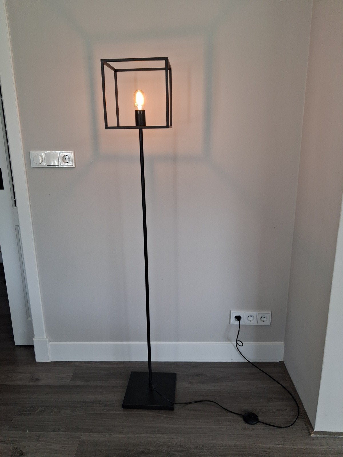 Zwarte Staande Lamp met Kubus Design - 156 cm Hoog, Ophalen, Gebruikt, Modern, Industrieel, Minimalistisch, E27 (groot)