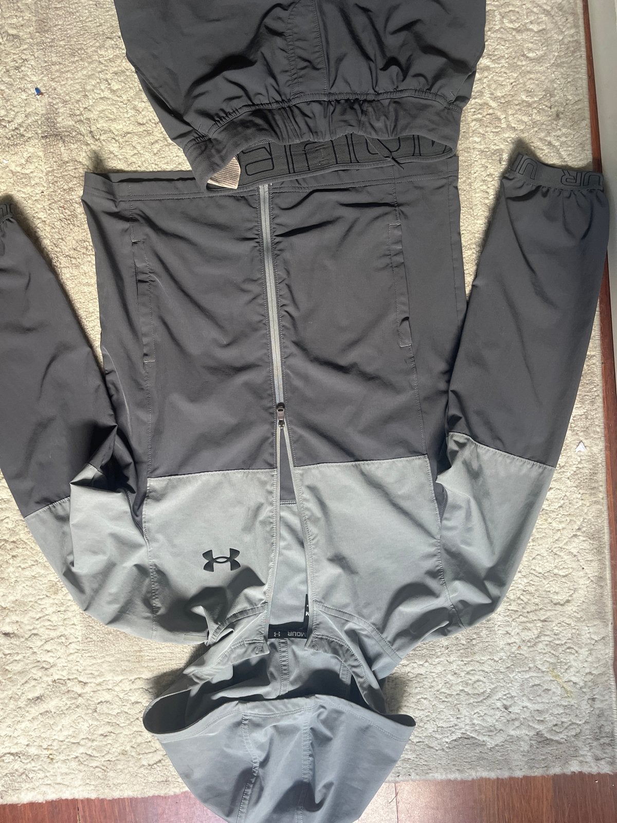 Under Armour trainingspak - jas en broek Maat 12-13 jaar, Ophalen, Zo goed als nieuw, Grijs, Algemeen