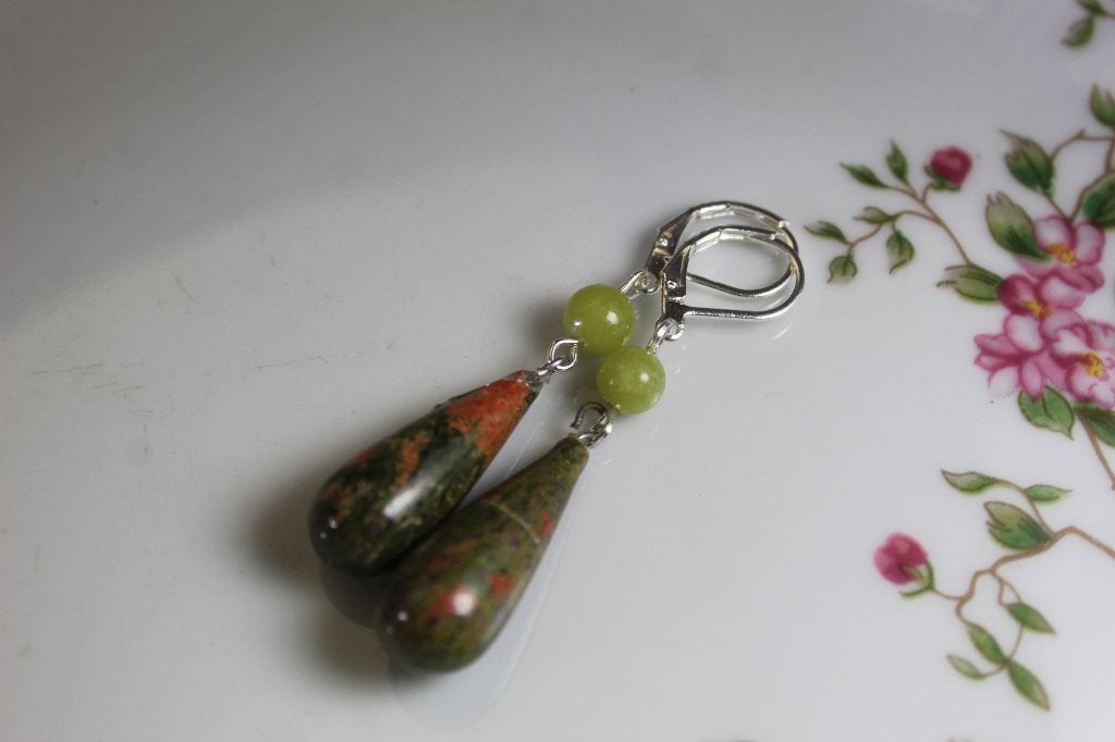 Zilveren oorbellen met unakiet en jade pegels (925), Sieraden, Tassen en Uiterlijk, Oorbellen, Hangers, Nieuw, Ophalen of Verzenden