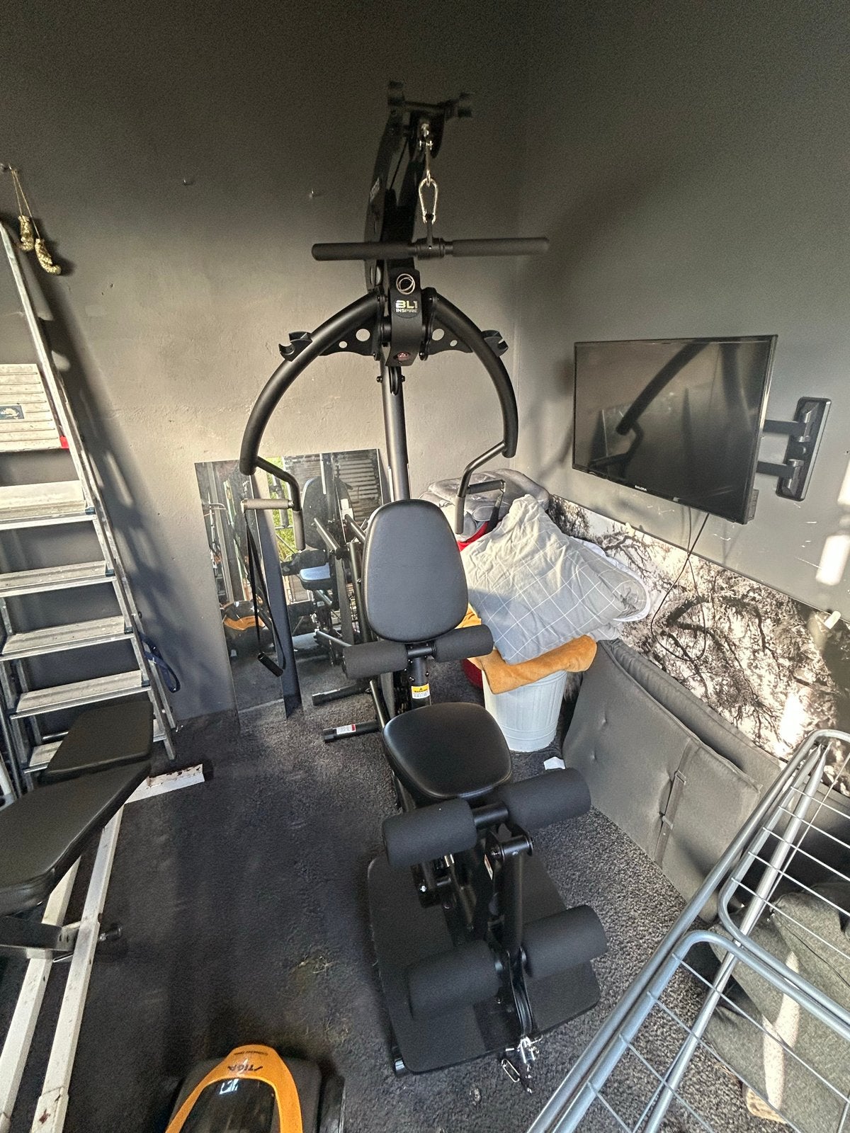 Krachtstation met verstelbare bank en dumbbells, Gebruikt, Krachtstation, Armen, Ophalen of Verzenden