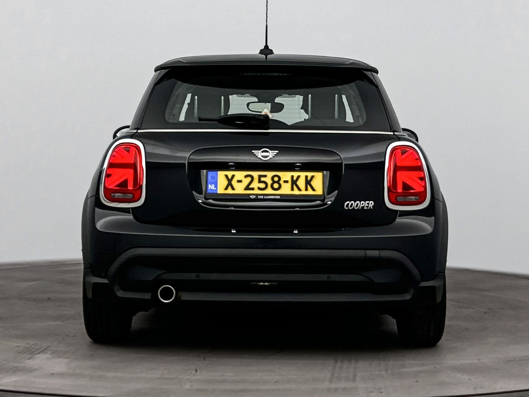 MINI Hatchback Cooper Essential Automaat / LED / Multifuncti, Auto's, Mini, Gebruikt, Met garantie (alle), 4 stoelen, Origineel Nederlands