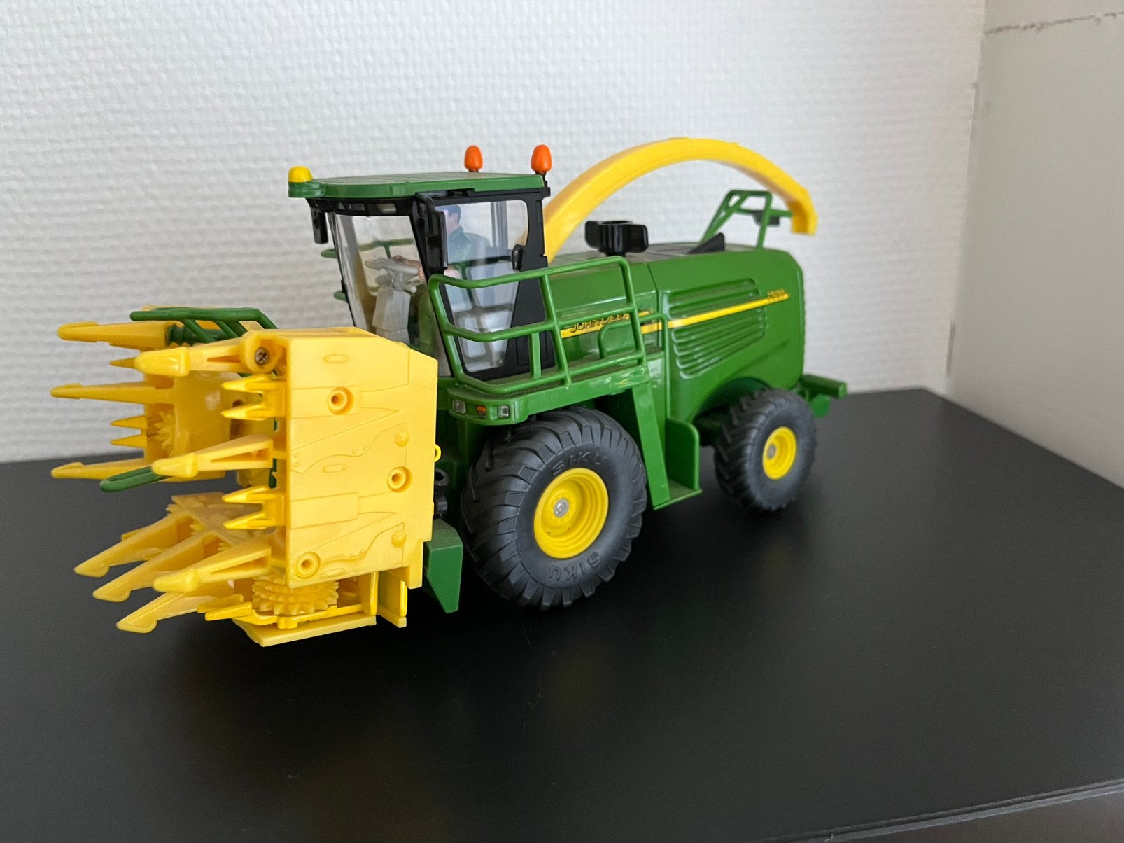 John deere 7500 maishakselaar siku 1:32, Hobby en Vrije tijd, Ophalen of Verzenden, Zo goed als nieuw, Tractor of Landbouw, SIKU