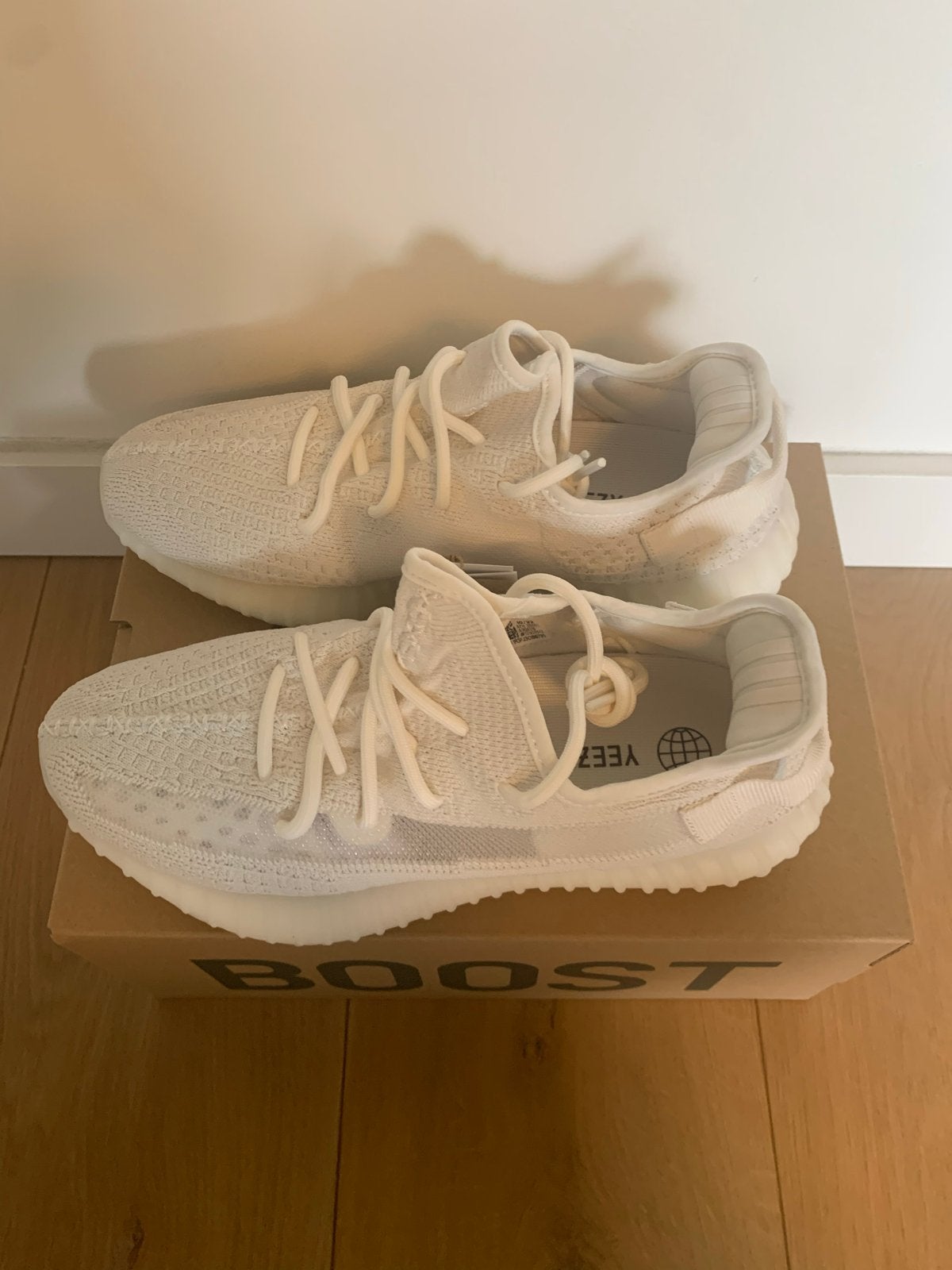 Adidas Yeezy Boost 350 V2 Bone - Nieuw in doos, Ophalen of Verzenden, Nieuw, Wit, Sneakers of Gympen