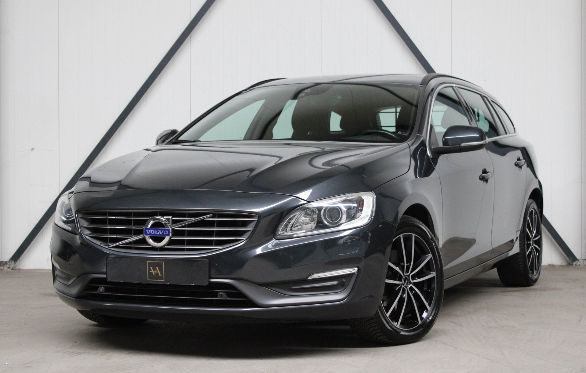 Volvo V60 1.6 T3 Momentum l Xenon l NAVI l Stoelverwarming, 1596 cc, Gebruikt, Zwart, 4 cilinders