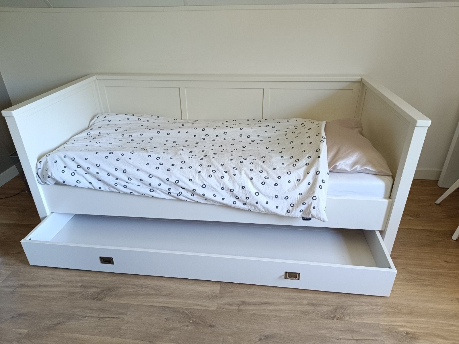 Wit eenpersoonsbed met uitschuifbaar logeerbed, Gebruikt, 90 cm, Eenpersoons, Wit