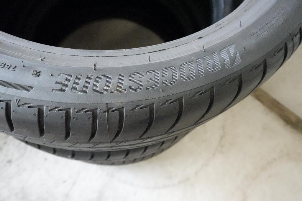 ''235/40 R19 Bridstone (Zo goed als nieuw) 115 euro'', Gebruikt, 235 mm, Band(en), Personenwagen