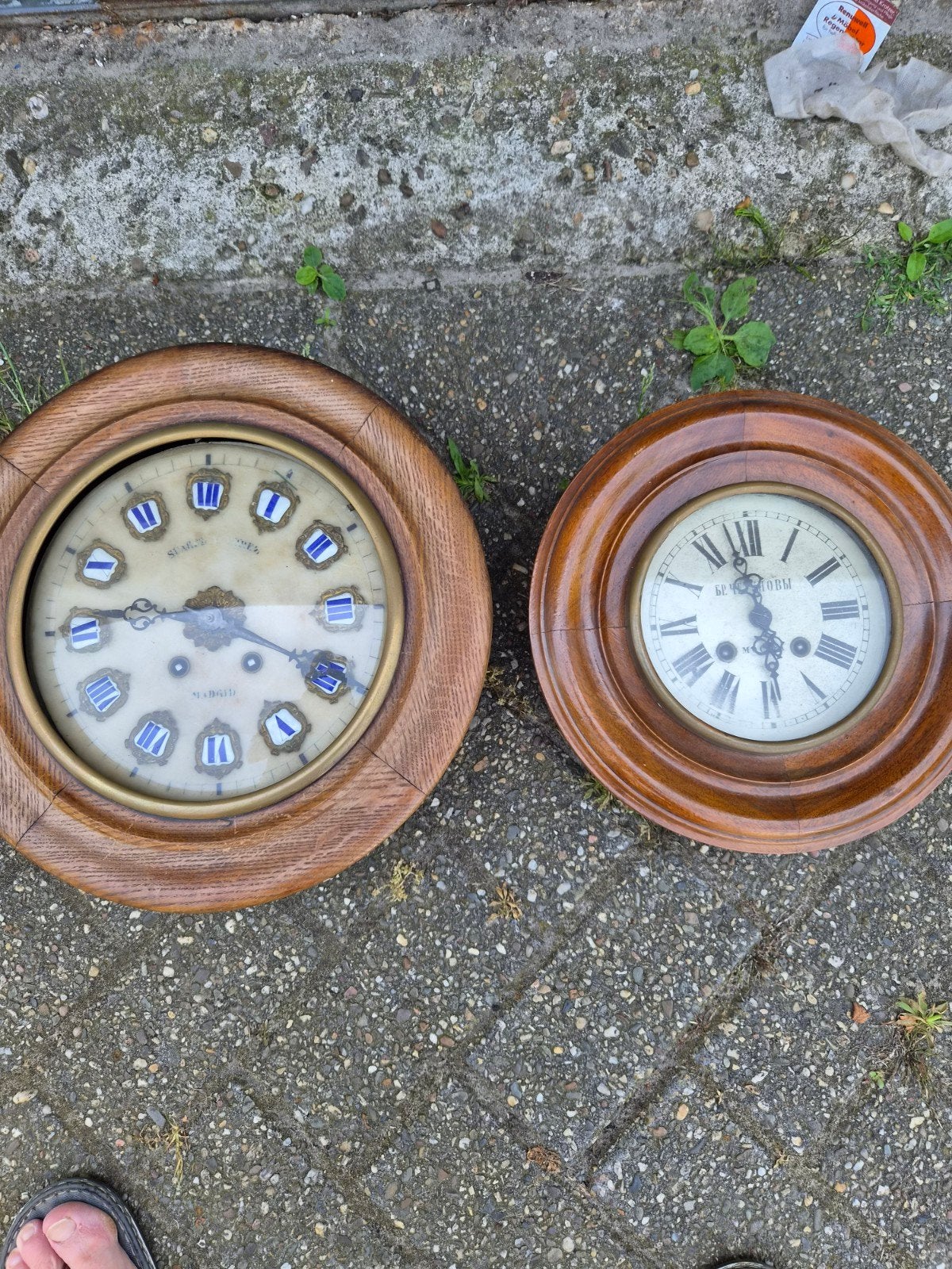 Twee oude klokken, Ophalen
