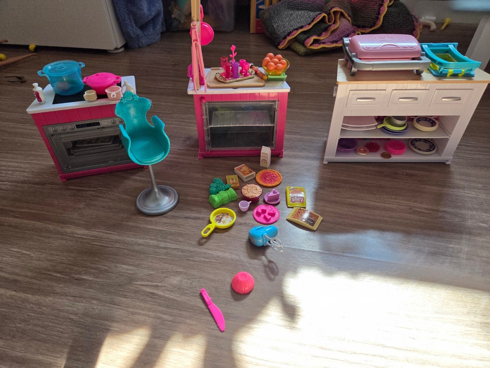 Grote Barbie set: keuken, auto, poppen, schoentjes en meer!, Ophalen, Zo goed als nieuw, Barbie
