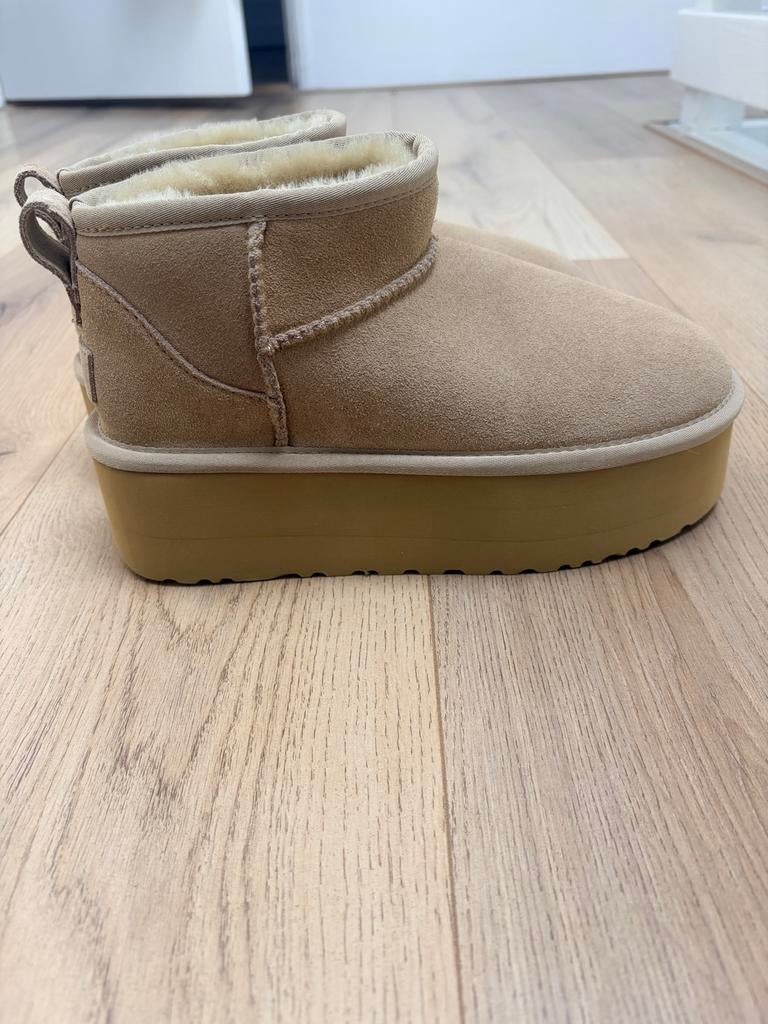 Splinternieuwe Uggs - Hazelnootkleur - Maat 39, Kleding | Dames, Schoenen, Ophalen of Verzenden, Nieuw, Bruin, Lage of Enkellaarzen